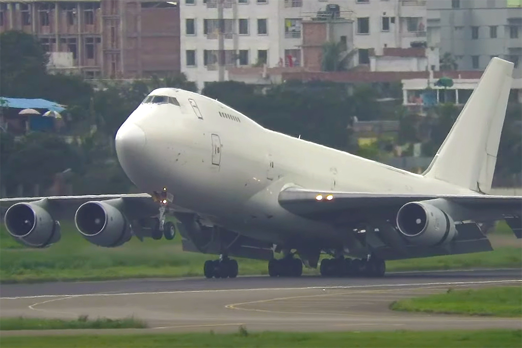 Boeing 747 de Fly Pro realiza maniobra para evitar colisión