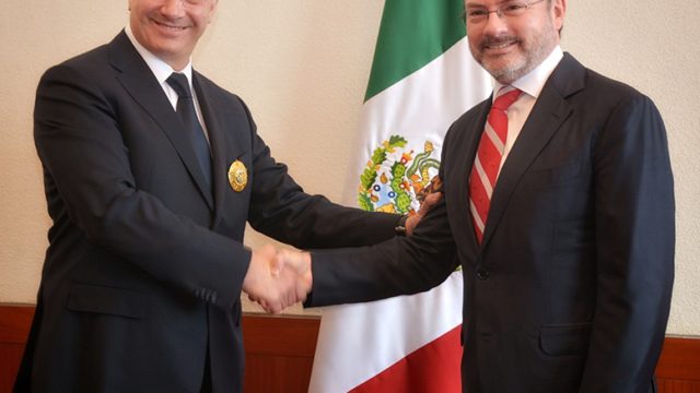 Condecoran a Frédéric García con el Águila Azteca
