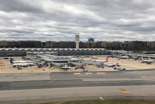 Se paralizan los aeropuertos Dulles, Reagan y BWI por humo en edificio de FAA