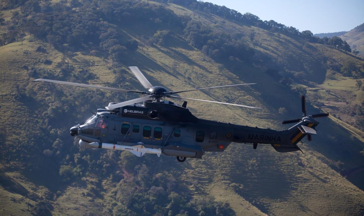 Marina de Brasil recibe su primer H225M de combate naval