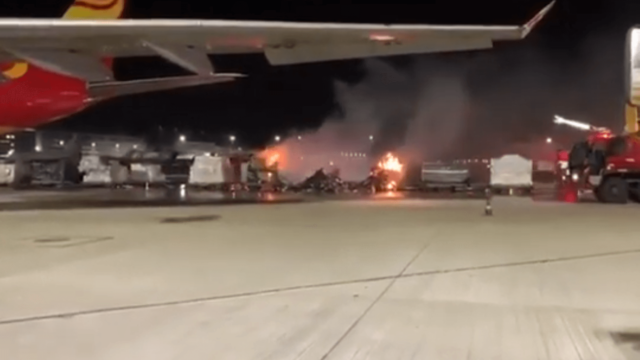Se incendia contenedor de teléfonos inteligentes VIVO en el aeropuerto de Hong Kong