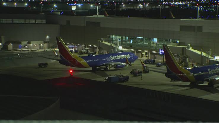 Boeing 737 de Southwest Airlines recibe impacto de bala