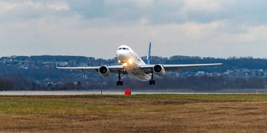 Tu-214 con componentes rusos realiza su primer vuelo de prueba