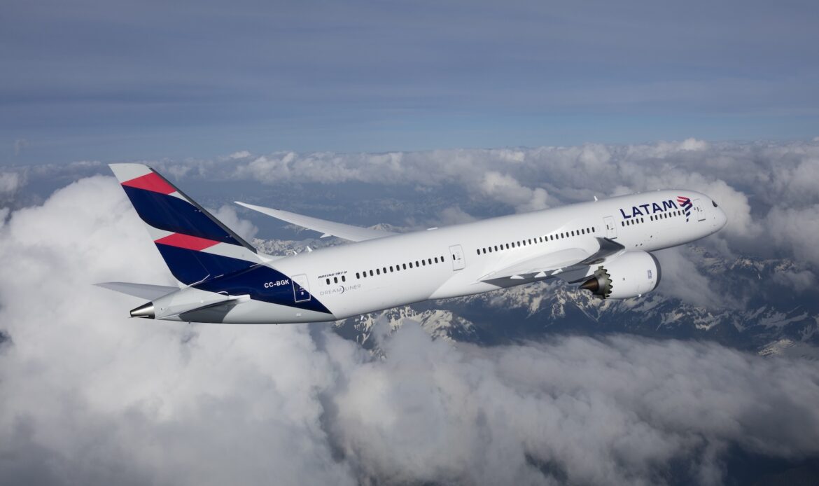 Huelga de pilotos de LATAM provoca cancelaciones y afecta a miles de pasajeros