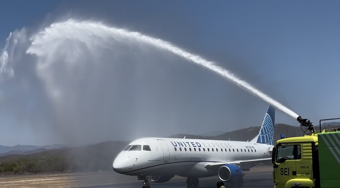 Primer vuelo comercial internacional aterriza en Puerto Escondido
