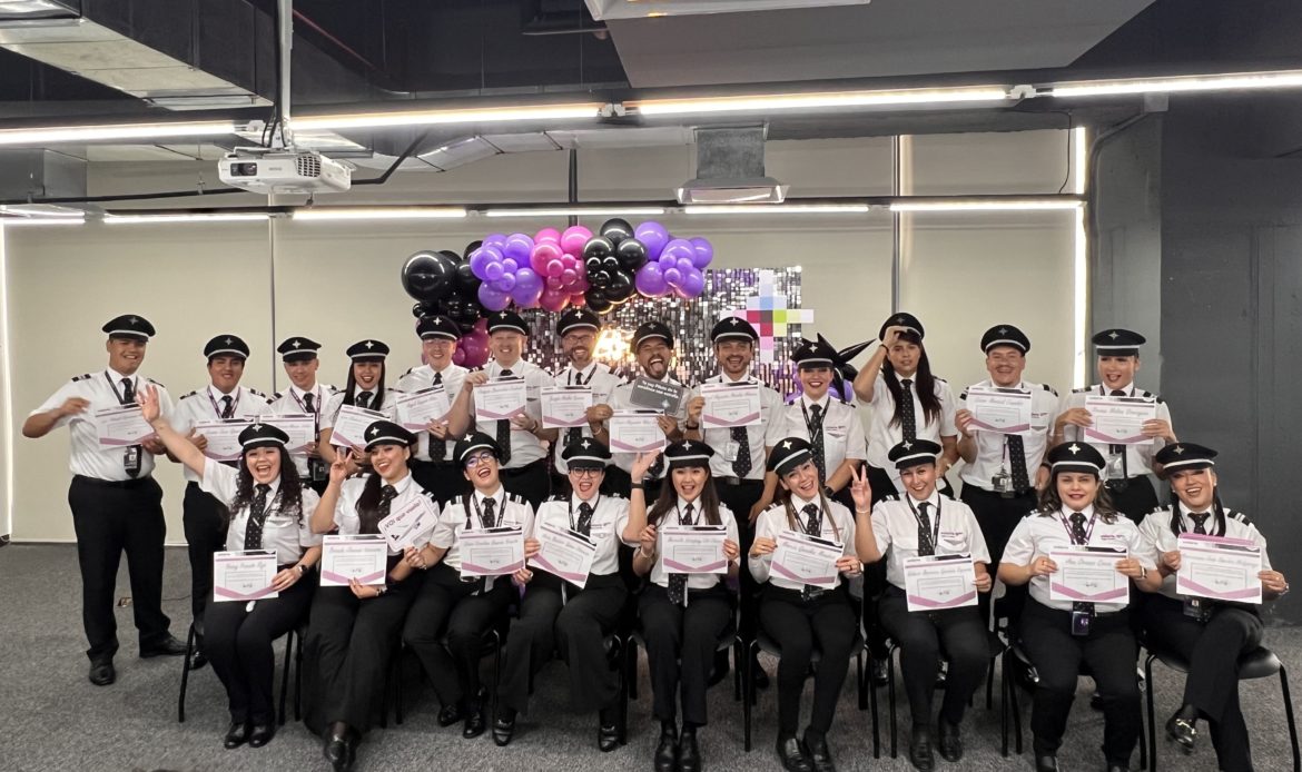 Volaris celebra graduación de su primera generación de becas de aviación