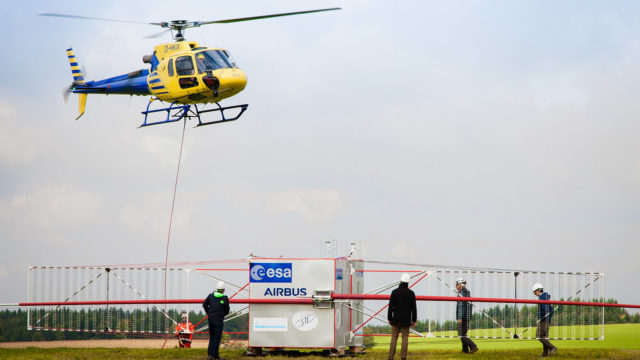 La antena radar de JUICE se prueba en una campaña de vuelos con un helicóptero