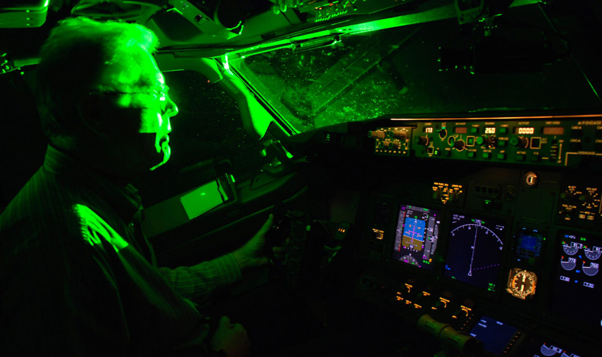 FAA pide poner etiqueta de advertencia a fabricantes de rayos láser