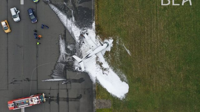 Embraer Phenom 100 aterriza con el tren de aterrizaje retraído en el aeropuerto Le Bourget en París