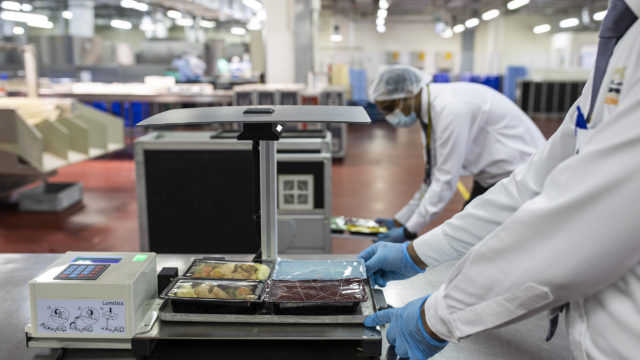 Etihad Airways implementa el uso de inteligencia artificial para la reducción de desperdicio de alimentos