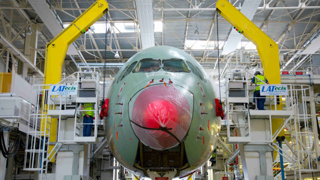 Primer A350 de América ingresa a la línea final de ensamble de Airbus
