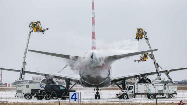 Nevadas en Texas obligan a cancelar más de 2,400 vuelos