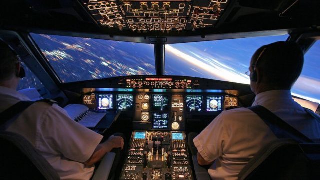 ¿Y la cédula profesional de los pilotos aviadores?