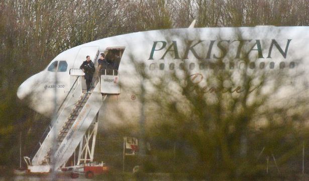 RAF Typhoon jets escoltaron a un avión de Pakistan International Airlines al aeropuerto de Standsed por «alterta de seguridad»