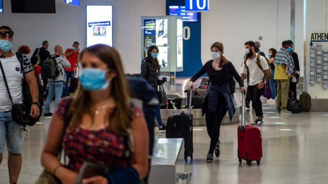 Pasajera de American Airlines arroja monitor a personal