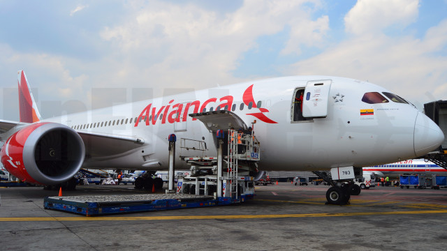 787 de Avianca aterriza de emergencia por problema en un motor