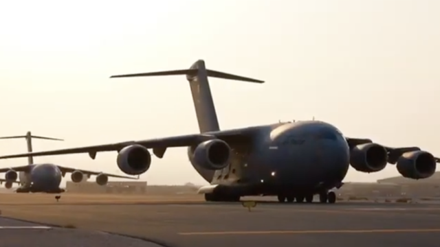 Fuerza Aérea de Qatar realiza «caminata en elefante»