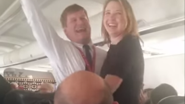 Propuesta de matrimonio en un vuelo de Alaska Airlines