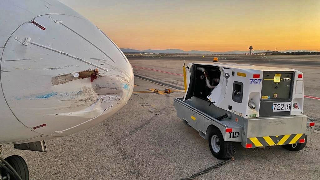 Colisiona ATR-72 con una GPU en el aeropuerto de Madrid