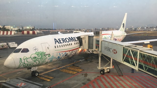 ¿Qué pasa en el avión entre el desembarque y el embarque del nuevo vuelo?