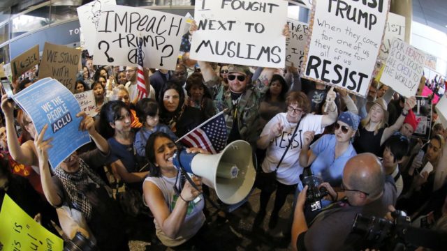 Trump, las aerolíneas y los inmigrantes