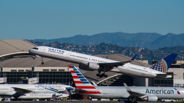 Ante vencimiento de los fondos de apoyo de la Ley CARES, aerolíneas iniciarán despidos este jueves