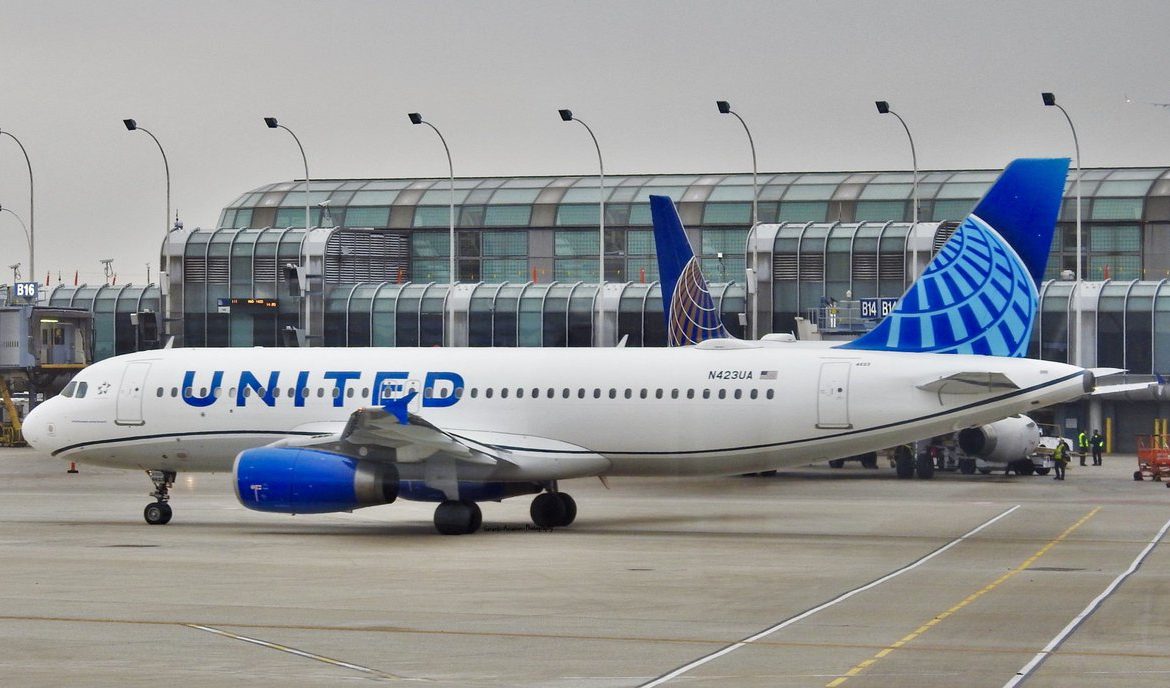 Falla técnica afecta vuelos de United Airlines