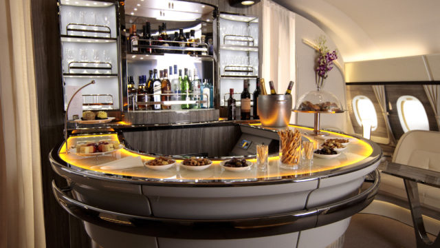 Emirates celebra nueve años del A380 renovando su bar a bordo