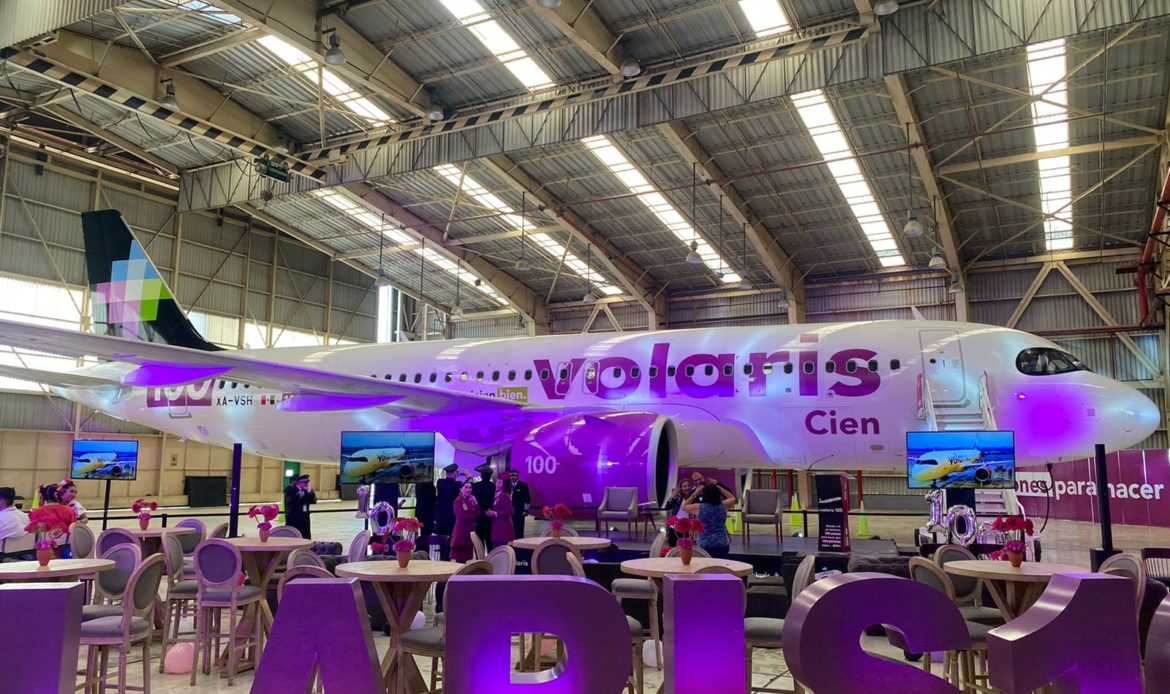 Celebra Volaris la llegada de su avión número 100