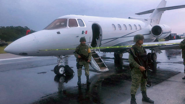 Aseguran Hawker 800 con cargamento de cocaína en aeropuerto de Chetumal