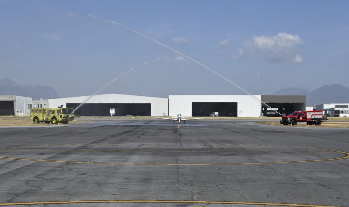 Aterriza en Monterrey Zara Rutherford, la piloto más joven en volar sola alrededor del mundo