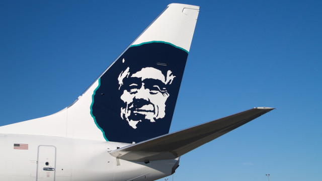 FAA propone multa contra Alaska Airlines por presuntas violaciones regulatorias