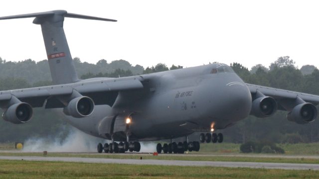 Se incendia tren de aterrizaje de C-5 Galaxy en Oshkosh
