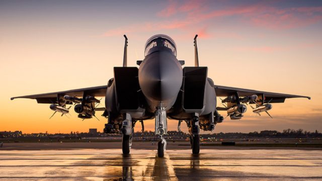 Se desprende cubierta de cabina de F-15 en pleno vuelo