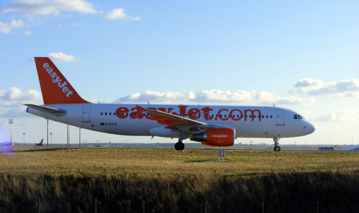 EasyJet convoca a mayores de 45 años para cubrir vacantes de sobrecargo