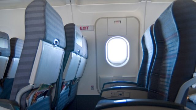 Vídeo: Pasajero de Ryanair abre salida de emergencia y desembarca