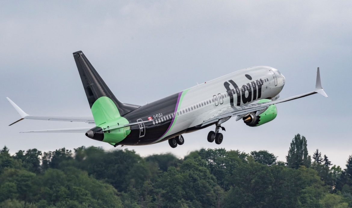 Boeing 737 MAX 8 de Flair Airlines choca con equipo en tierra