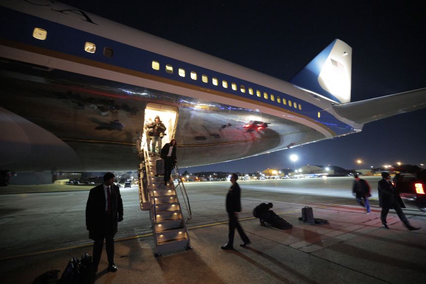 Air Force One regresa a Estados Unidos por un problema eléctrico menor durante vuelo rumbo a Davos