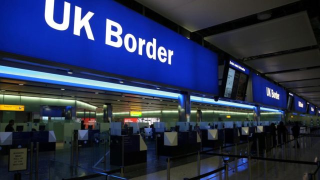 Incrementan suspensión de vuelos por nueva variante del Covid-19 en Reino Unido