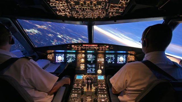 Fabricantes buscan desarrollar aviones que requieran menos pilotos