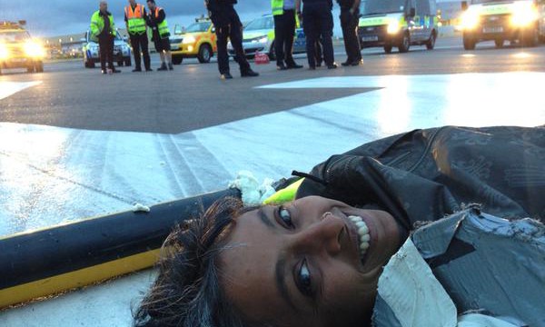 Manifestantes cierran pista de London Heathrow