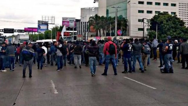 Caos en el AICM en un viernes 13