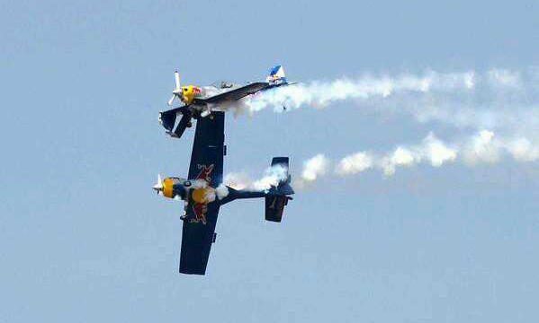 Dos aviones chocan al realizar maniobra en pleno vuelo