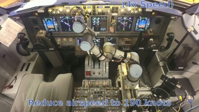 Robot copiloto vuela y mantiene un Boeing Simulado 737 – VIDEO