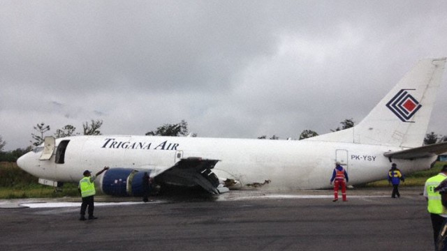 Colapsa tren de aterrizaje de Boeing 737 durante aterrizaje