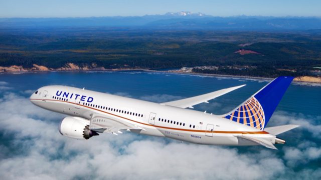 Evacuación de vuelo de United Airlines en LAX por falla en motor