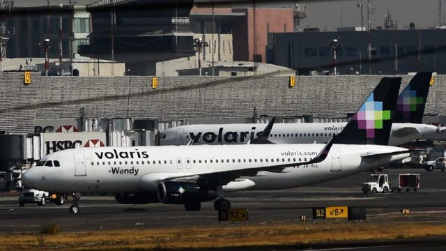 Volaris celebra aniversario de operar en el AICM